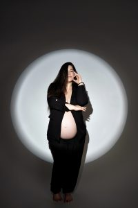 Fotos de embarazo elegantes en estudio en Madrid
