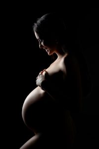 Fotos de embarazo elegantes en estudio en Madrid